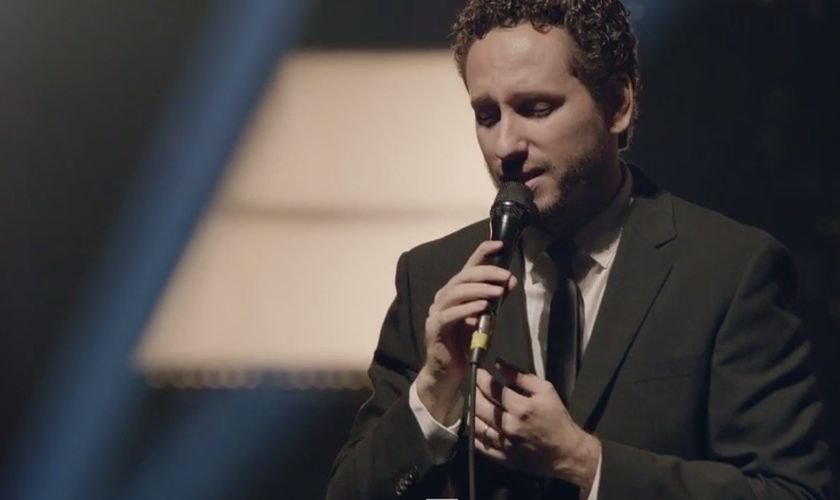 Cantor gospel grava música de protesto contra Bolsonaro