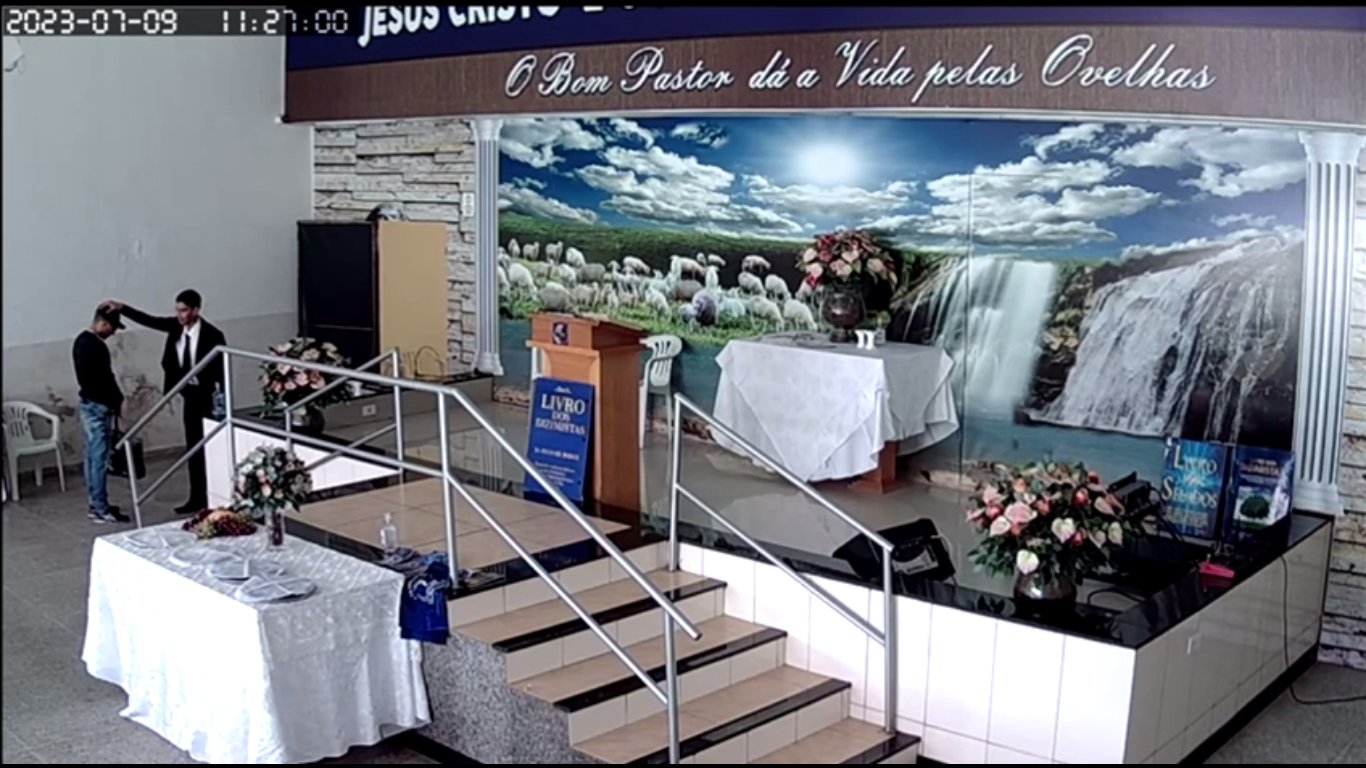 Pastor assalta igreja