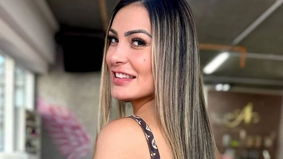 Andressa Urach faz bifurcação de língua para conteúdos adultos