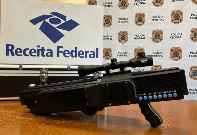 Polícia prende homem com fuzil anti-drones em Nova Iguaçu