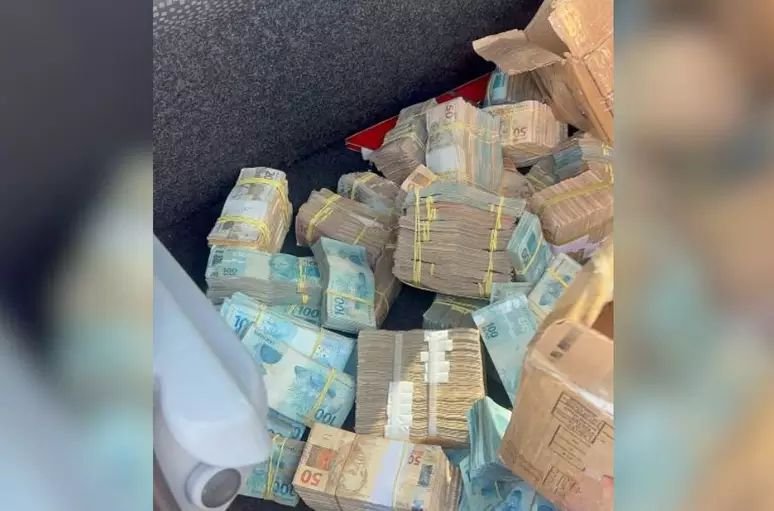 Funcionário exonerado após R$ 1 milhão ser encontrado em carro