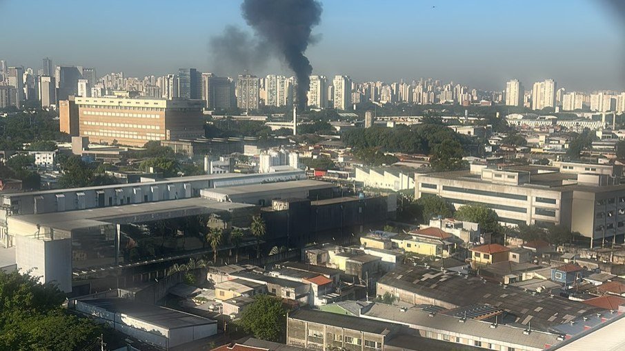 Avião de pequeno porte cai na Barra Funda em SP