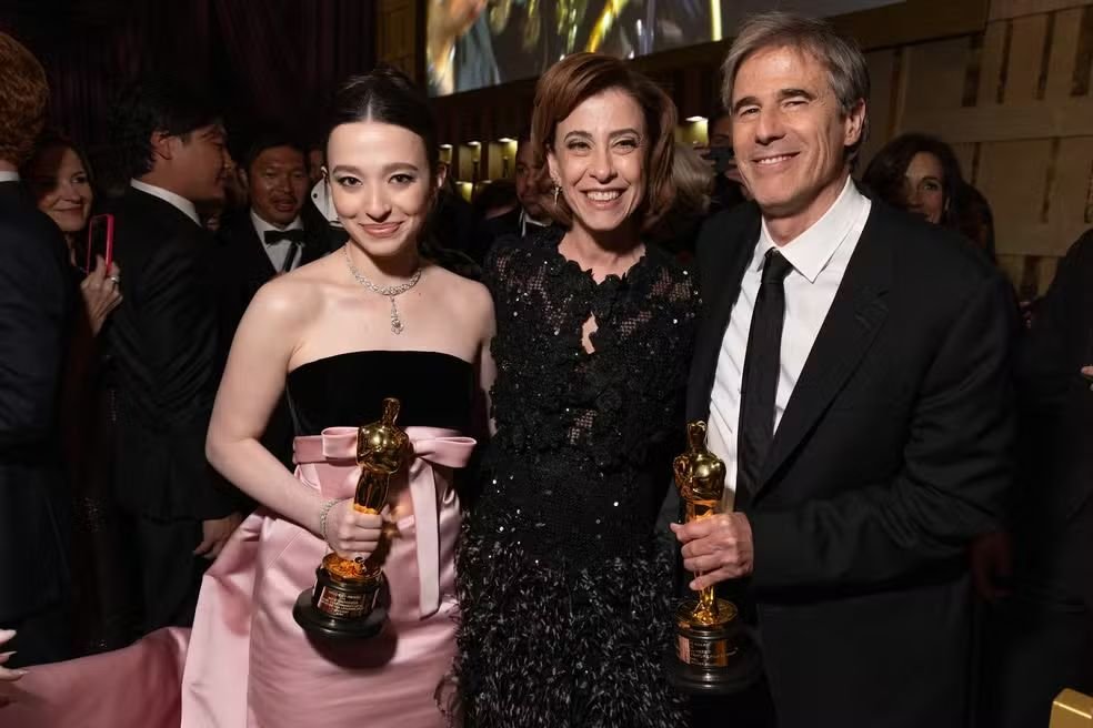 Fernanda Torres pede amor para Mikey Madison após Oscar