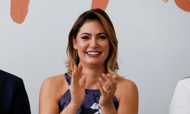 Michelle Bolsonaro muda postura sobre shows