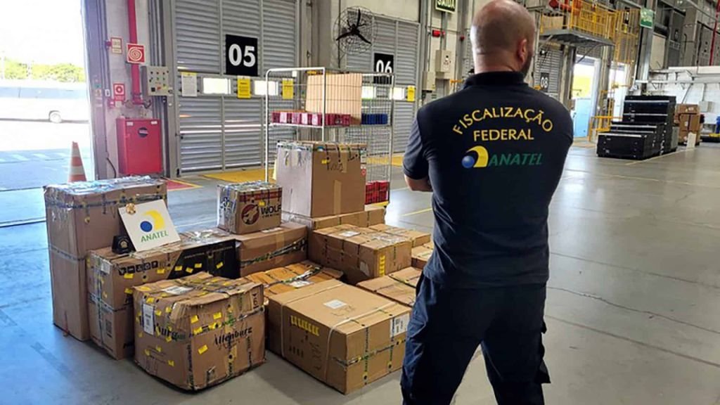 Anatel apreende itens ilegais em depósitos