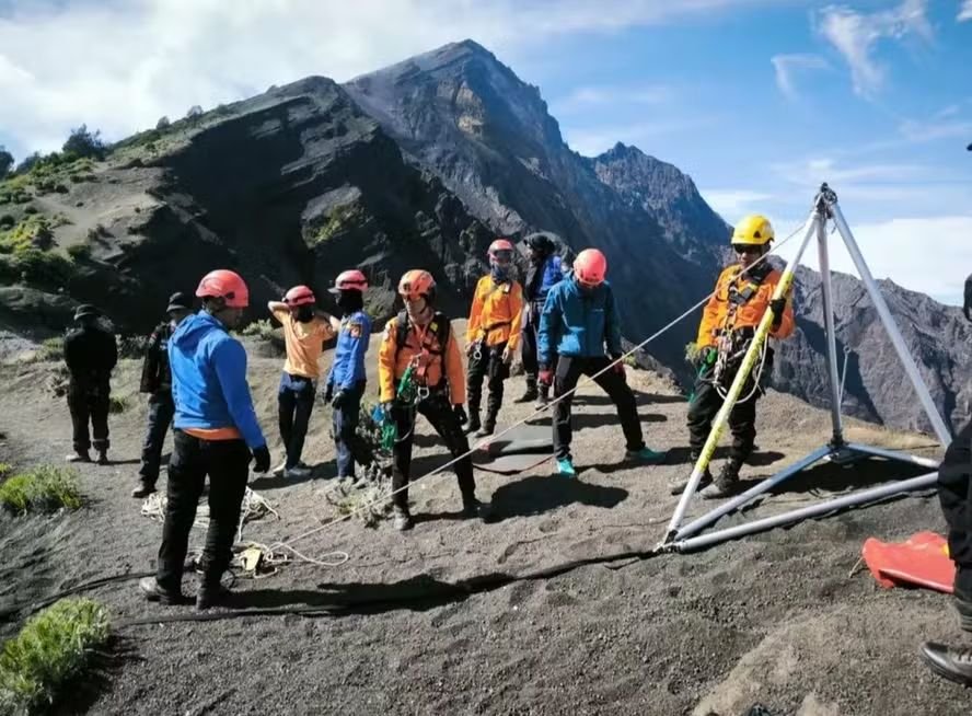 Resgate de Juliana no Rinjani mobiliza autoridades