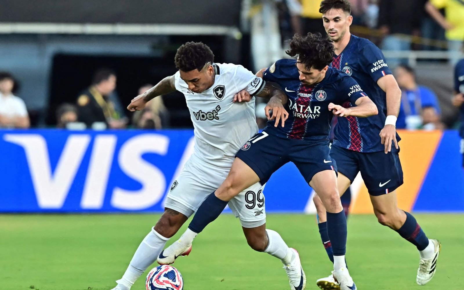 Botafogo vence PSG e impressiona o mundo