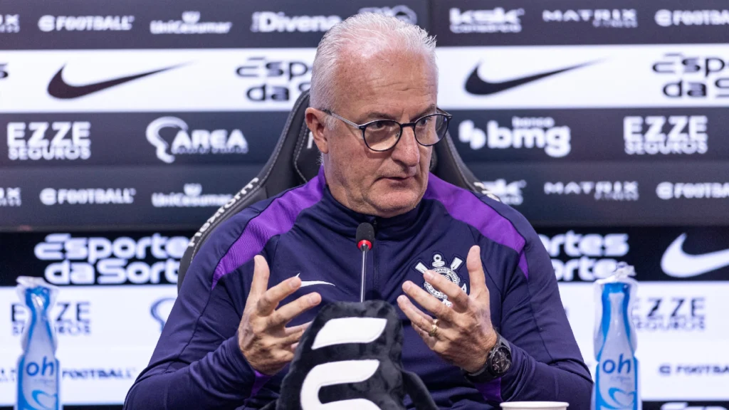 Dorival Júnior mantém cargo após eliminar rival