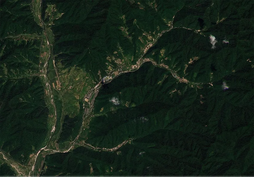 Coreia do Norte mantém base secreta de mísseis perto da China, ampliando risco nuclear e desafiando sanções internacionais com arsenal estratégico avançado.