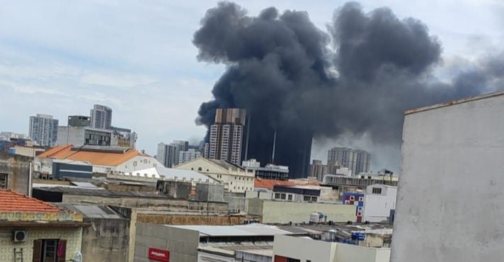 Incêndio no centro de SP provoca fumaça intensa e deixa feridos