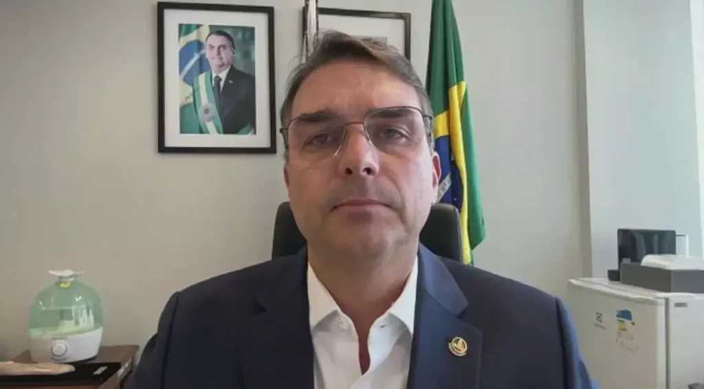 Flávio Bolsonaro é confirmado como nome da direita na disputa de 2026, reorganizando governadores e movimentos internos do bloco.